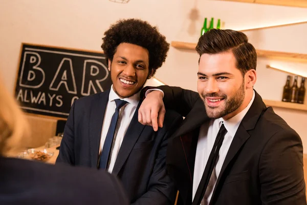 Geschäftsleute in der Bar — kostenloses Stockfoto