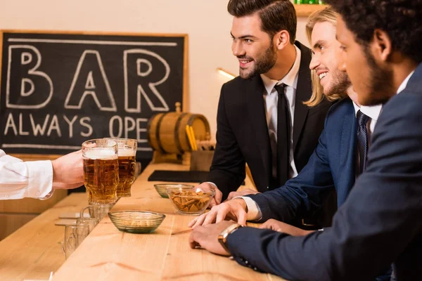 Hombres de negocios bebiendo cerveza en el bar — Foto de Stock