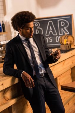 Afrika kökenli Amerikalı işadamı viski içme