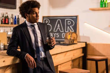 Afrika kökenli Amerikalı işadamı viski içme