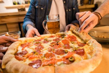 Pizza yeme erkekler  
