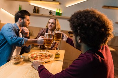 pizza ve bira ile çubuk