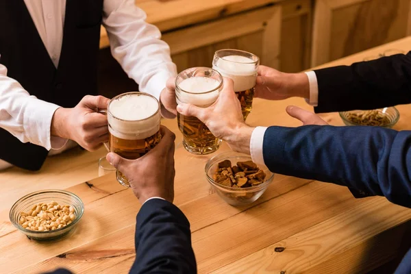 Empresários que bebem cerveja — Fotografia de Stock