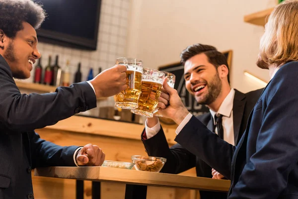 Businessmen drinking beer in bar — Stock Photo, Image