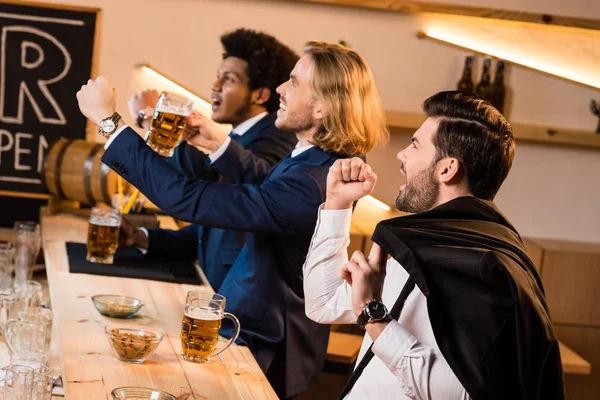 Hombres de negocios viendo partido de fútbol en el bar — Foto de Stock