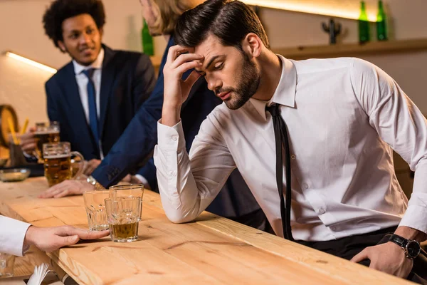 Pijany biznesmen w barze — Zdjęcie stockowe