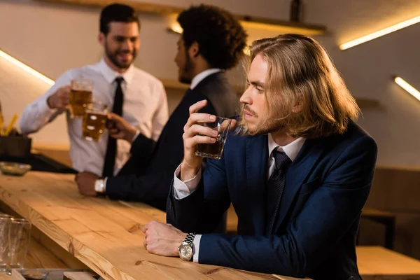 Hombres de negocios bebiendo whisky en el bar — Foto de Stock