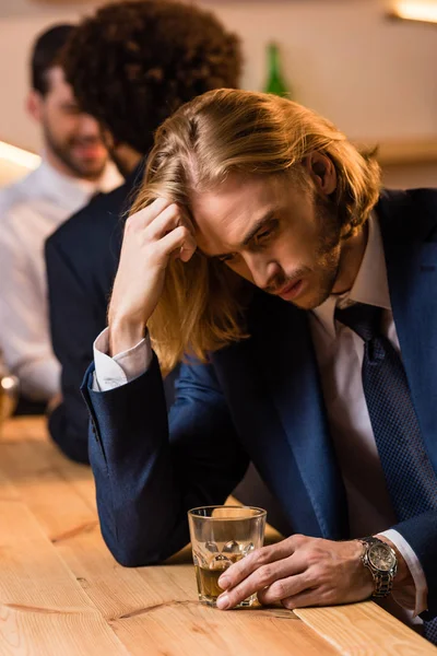 Uomo d'affari che beve whisky nel bar — Foto Stock