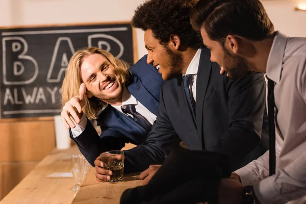 Homens de negócios bebendo uísque no bar — Fotografia de Stock