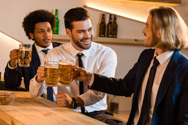 Businessmen drinking beer in bar — Stock Photo, Image