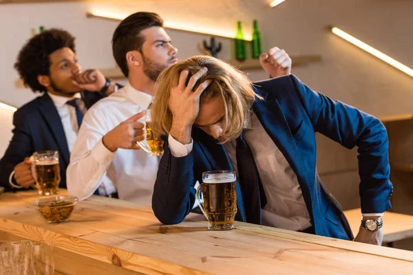 Hombres de negocios bebiendo cerveza en el bar — Foto de Stock