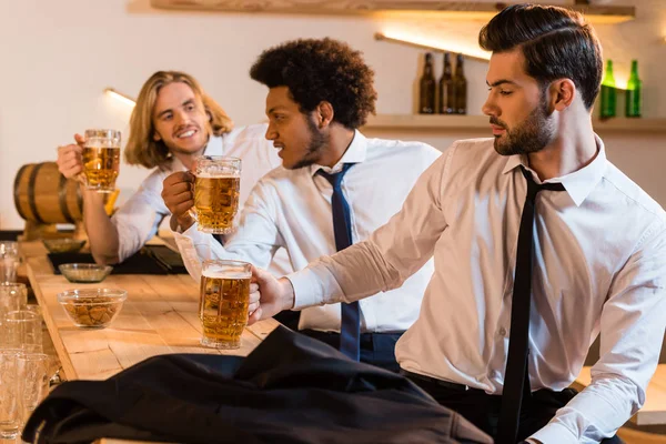 Uomini d'affari che bevono birra al bar — Foto Stock