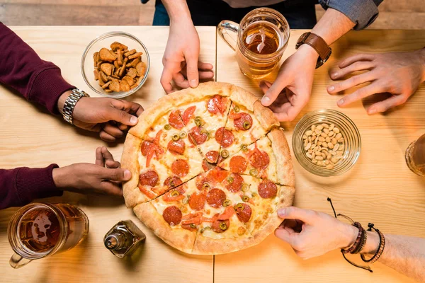 Muži jíst pizzu — Stock fotografie