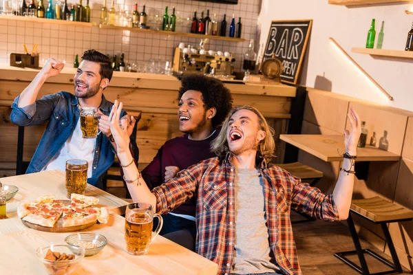 Amigos viendo partido de fútbol en el bar — Foto de Stock