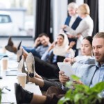 Geschäftsmann mit Tablet am Arbeitsplatz Geschäftsmann mit Tablet am Arbeitsplatz