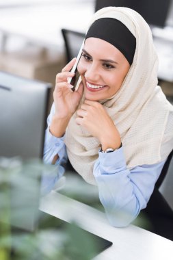 iş kadını smartphone üzerinde konuşuyor