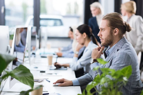 Empresário que trabalha no computador — Fotografia de Stock