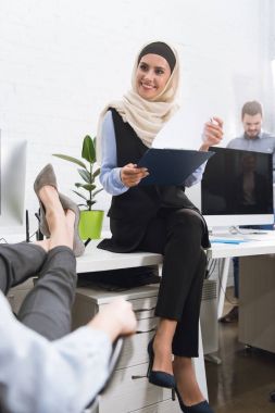 Not Defteri ile gülümseyen iş kadını