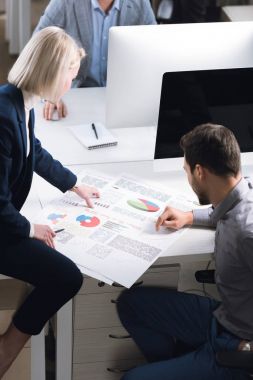 Yeni proje tartışırken iş arkadaşları