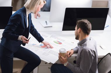 Yeni proje tartışırken iş arkadaşları