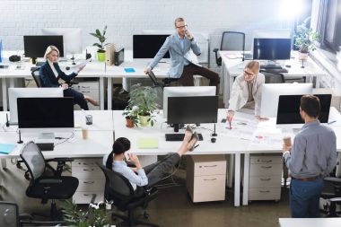 İş arkadaşları ofiste çalışıyor.