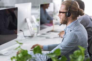 kulaklık Office çağrı merkezi operatörü