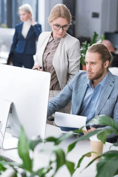 Empresaria chequeo colegas trabajo — Foto de stock gratuita