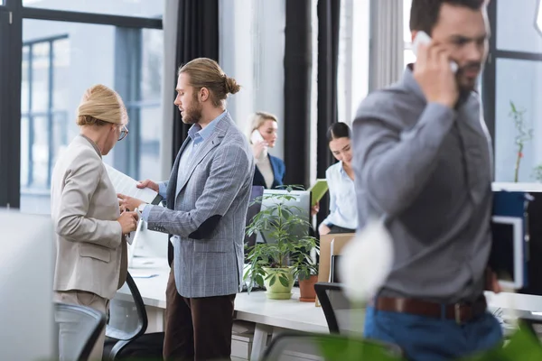 Empresarios discutiendo el trabajo en la oficina — Foto de Stock