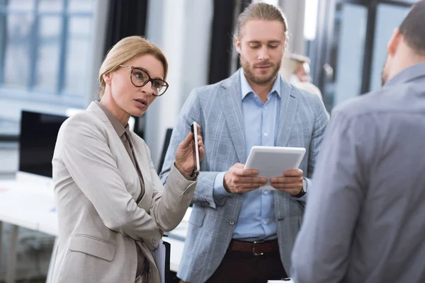 Geschäftspartner im Gespräch — kostenloses Stockfoto