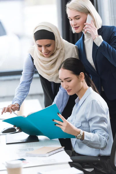 Empresarias multiculturales en el lugar de trabajo en el cargo — Foto de Stock