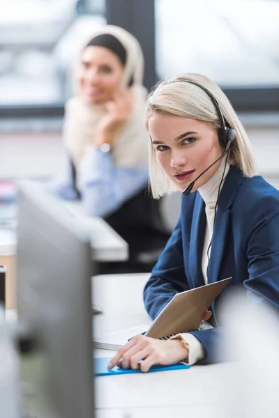 Call center operator werkzaam in kantoor — Stockfoto