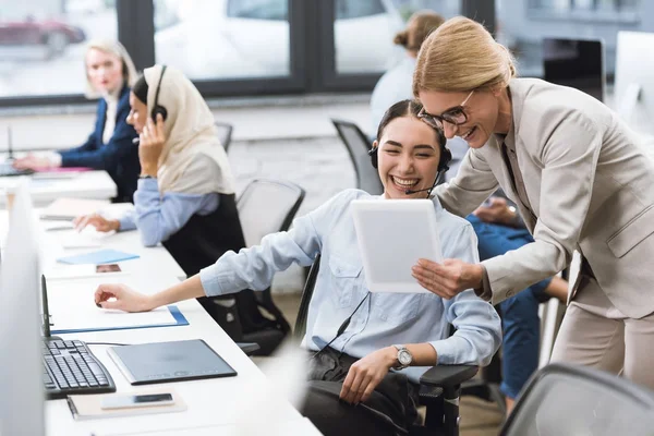 Mångkulturella affärskvinnor använda surfplatta — Stockfoto