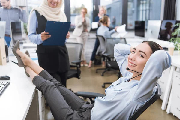 Sonriente asiático mujer de negocios en auriculares — Foto de Stock