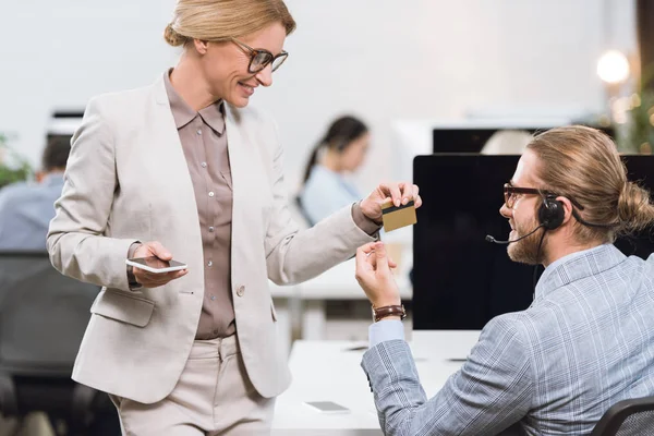 Colegas de negocios con tarjeta de crédito — Foto de stock gratis