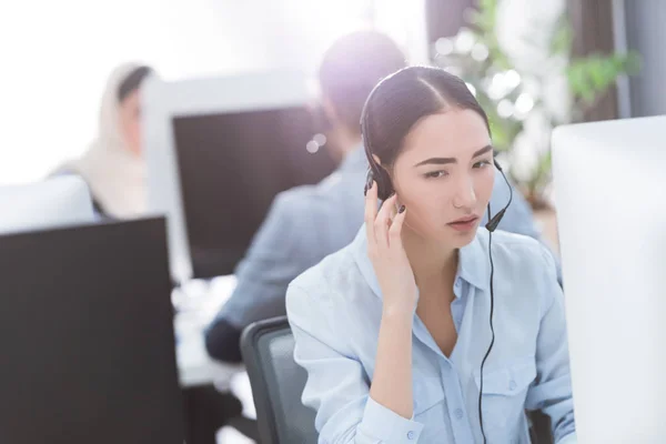 Asiático operador de call center em fone de ouvido — Fotografia de Stock