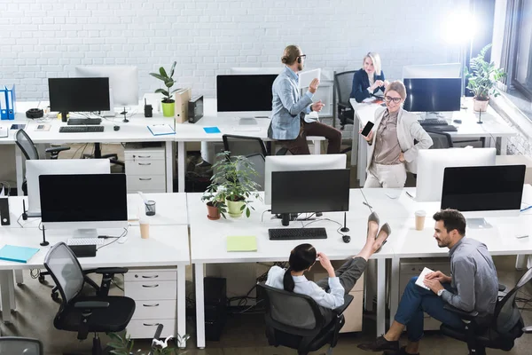Affärskolleger som arbetar på kontoret — Stockfoto