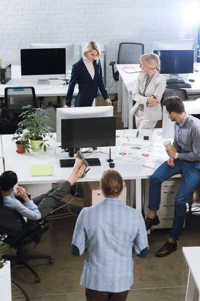 Collègues d'affaires travaillant dans le bureau — Photo