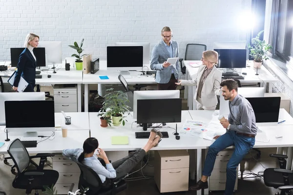 Compañeros de negocios trabajando en oficina — Foto de Stock