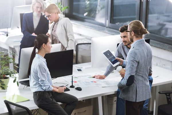 Empresarios que debaten en el lugar de trabajo — Foto de Stock