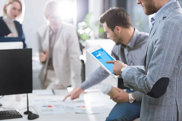 Zakenman met tablet op kantoor — Stockfoto