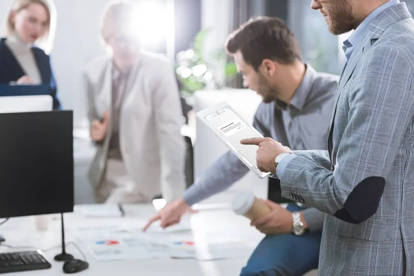 Zakenman met tablet op kantoor — Stockfoto