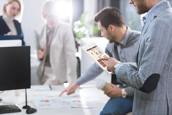 Zakenman met tablet op kantoor — Stockfoto