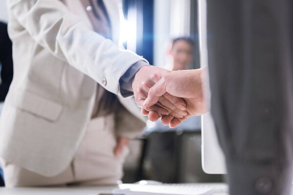 Empresarios estrechando la mano — Foto de Stock