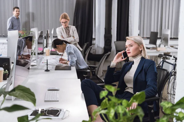 Affärskvinna talar på smartphone — Stockfoto