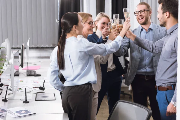 Empresarios tintineando copas de champán —  Fotos de Stock