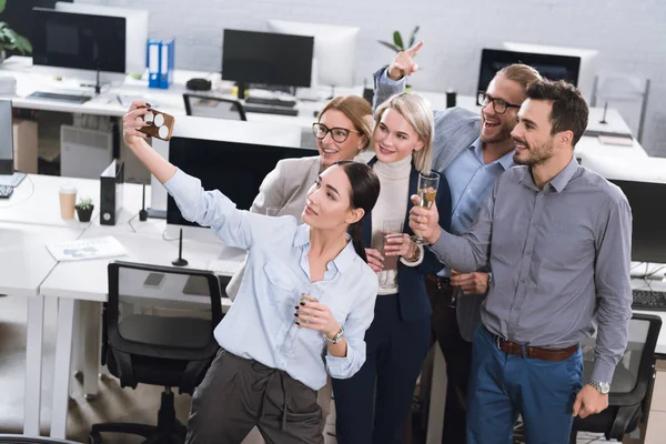 Business team nemen selfie — Stockfoto