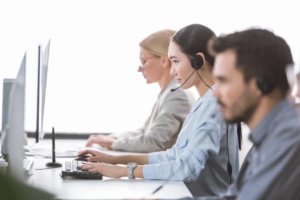 Aziatische call center operator in kantoor — Stockfoto