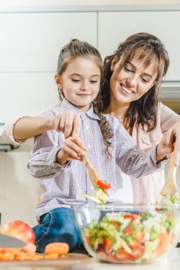 Anne ile kızı salata karıştırma