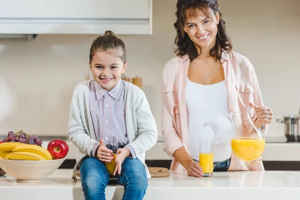 Mother and daughter with juice — Stock Photo, Image