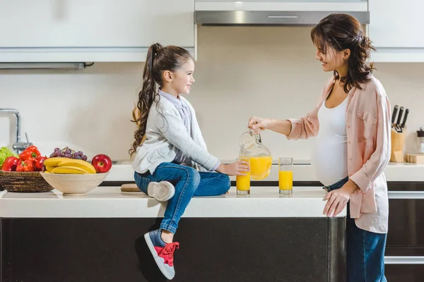 Madre e hija con jugo — Foto de Stock